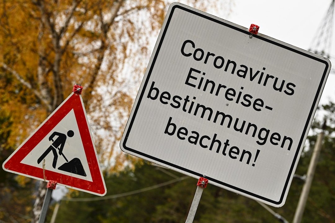 Letrero informando de restricciones por covid en Austria. EFE