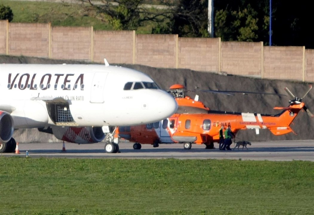 El Airbus 319 de la compañía Volotea en el aeropuerto coruñés de Alvedro después de aterrizar por una amenaza de bomba a bordo. Efe
