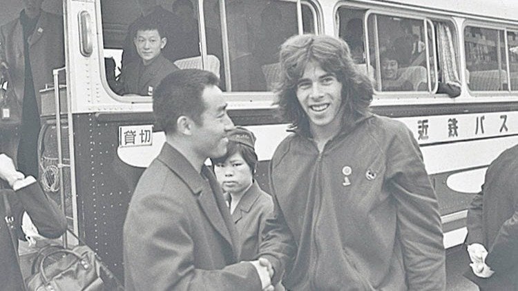 Zuhang Zedong y Glenn Cowen estrechan sus manos durante el Mundial de 1971.