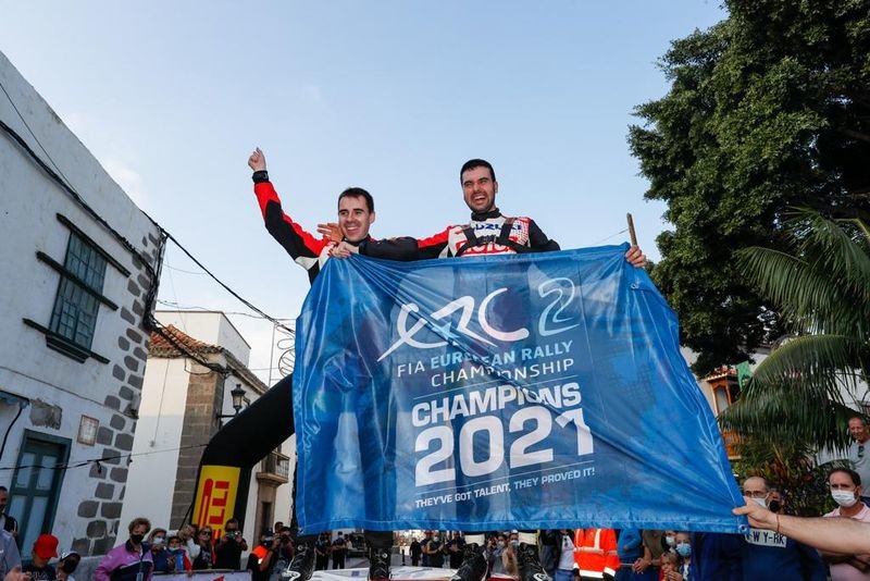 Javier Pardo y Adrián Pérez celebran el título.