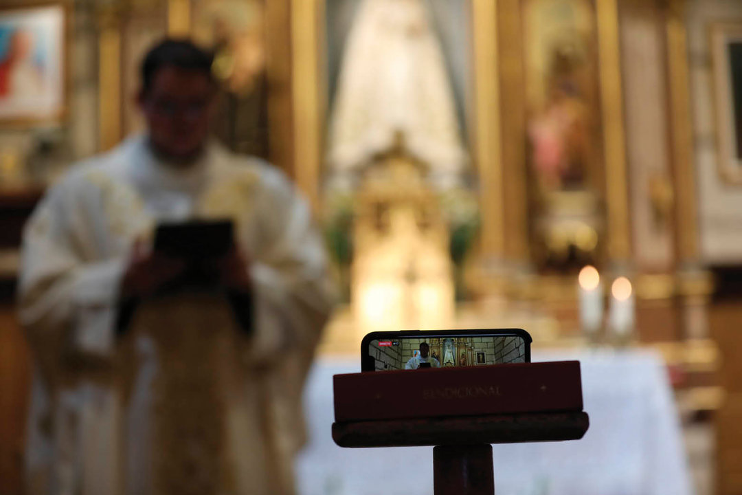 El párrocos de Os Gozos, Yerai Fariñas, empleó las redes sociales para transmitir las misas (JOSÉ PAZ).