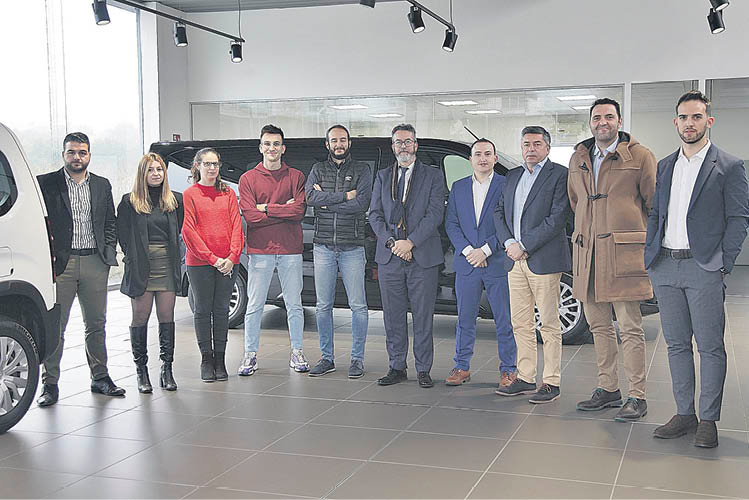 El grupo comercial del concesionario de la firma Peugeot en Ourense (MIGUEL ÁNGEL).
