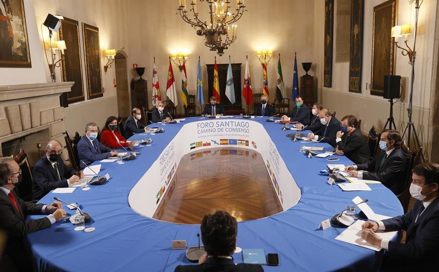 Reunión de los presidentes autonómicos en Santiago (EFE).