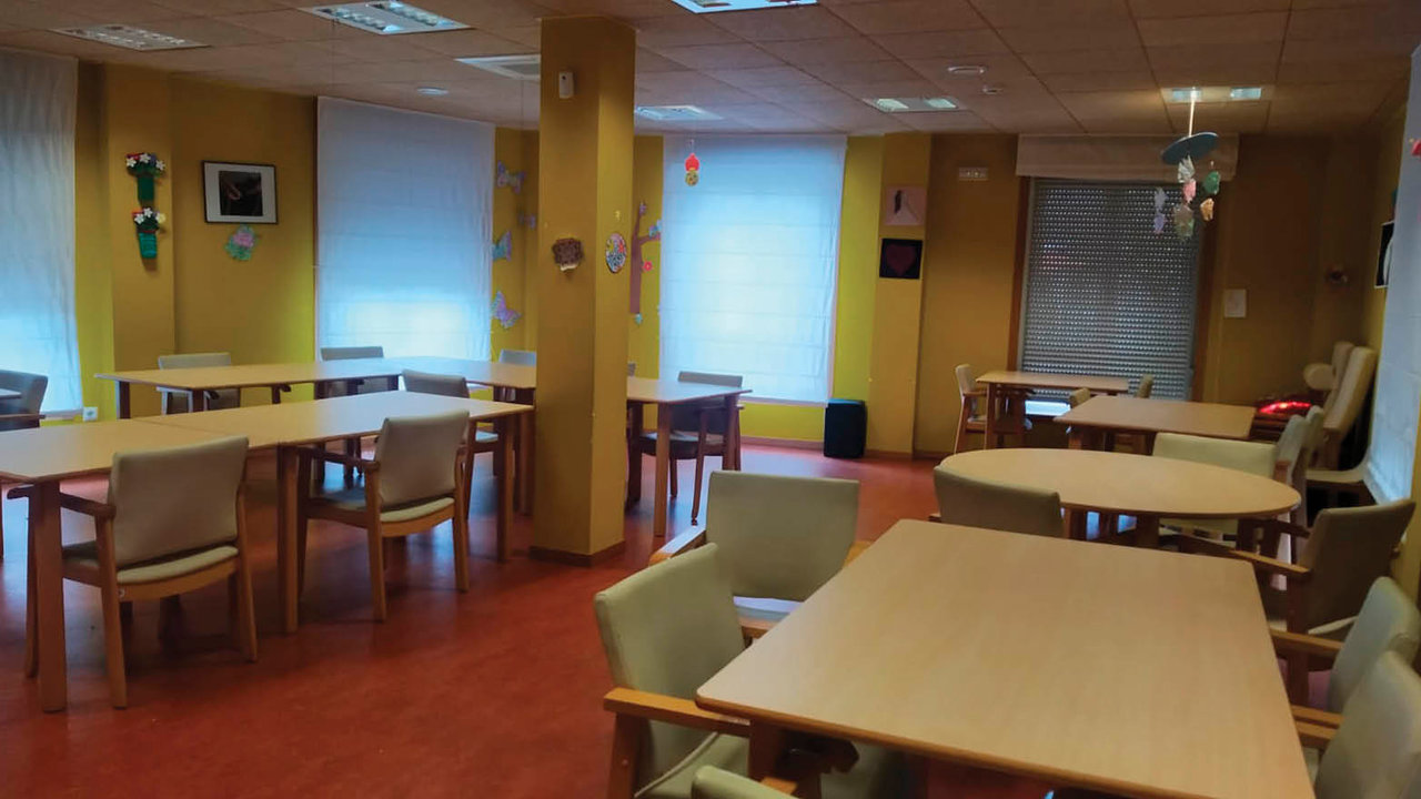 Una sala común de las instalaciones dedicadas a centro social, en Carballeda de Avia.