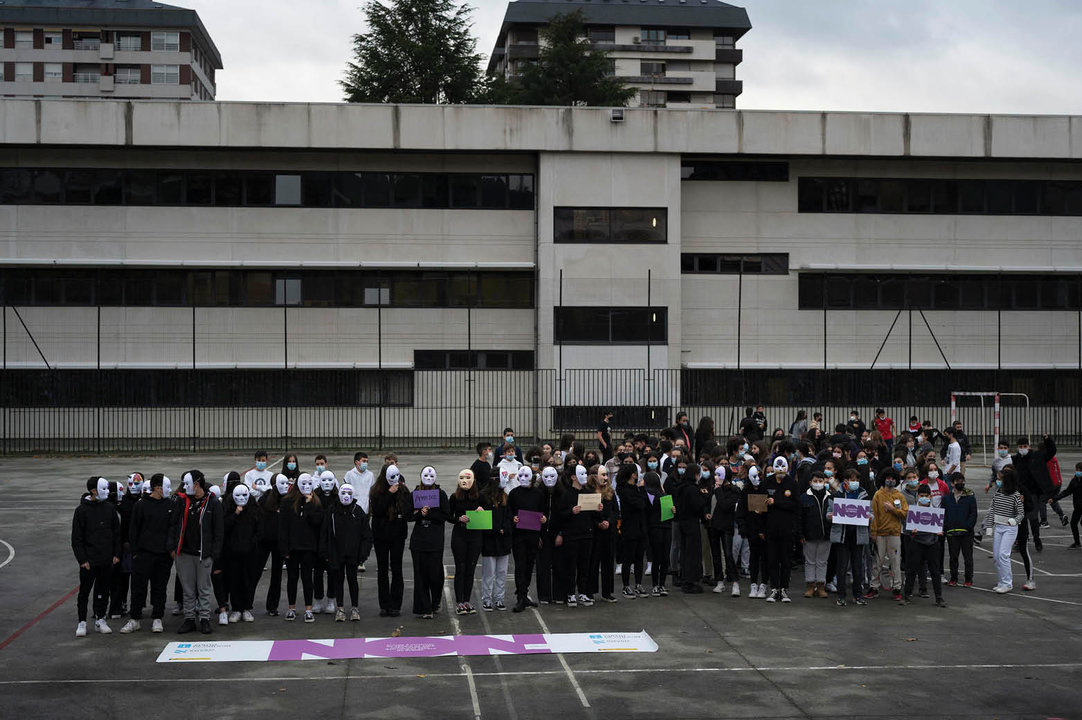 Alumnado del IES As Lagoas realizó una “performance” para visibilizar la violencia de género.