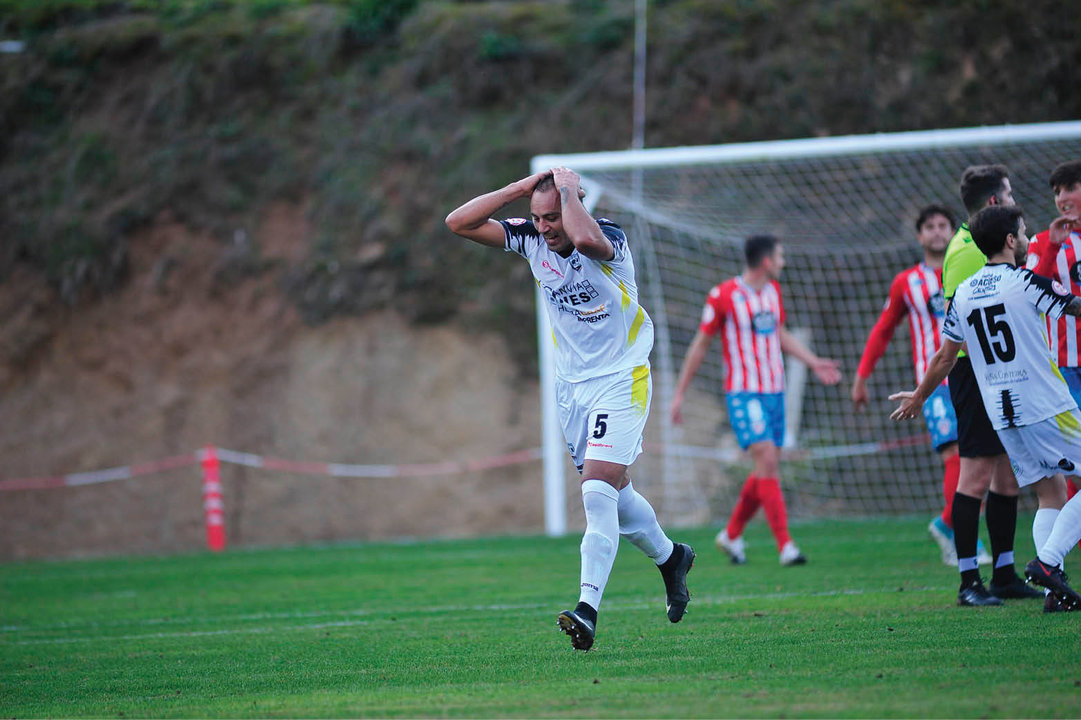 El futbolista del Atlético Arnoia Dani Arbo lamenta una decisión arbitral
