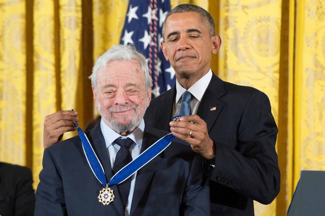 El compositor estadounidense Stephen Sondheim (i) recibe la Medalla de la Libertad de manos del expresidente de EE.UU. Barack Obama, en una fotografía de archivo. EFE/Michael Reynolds