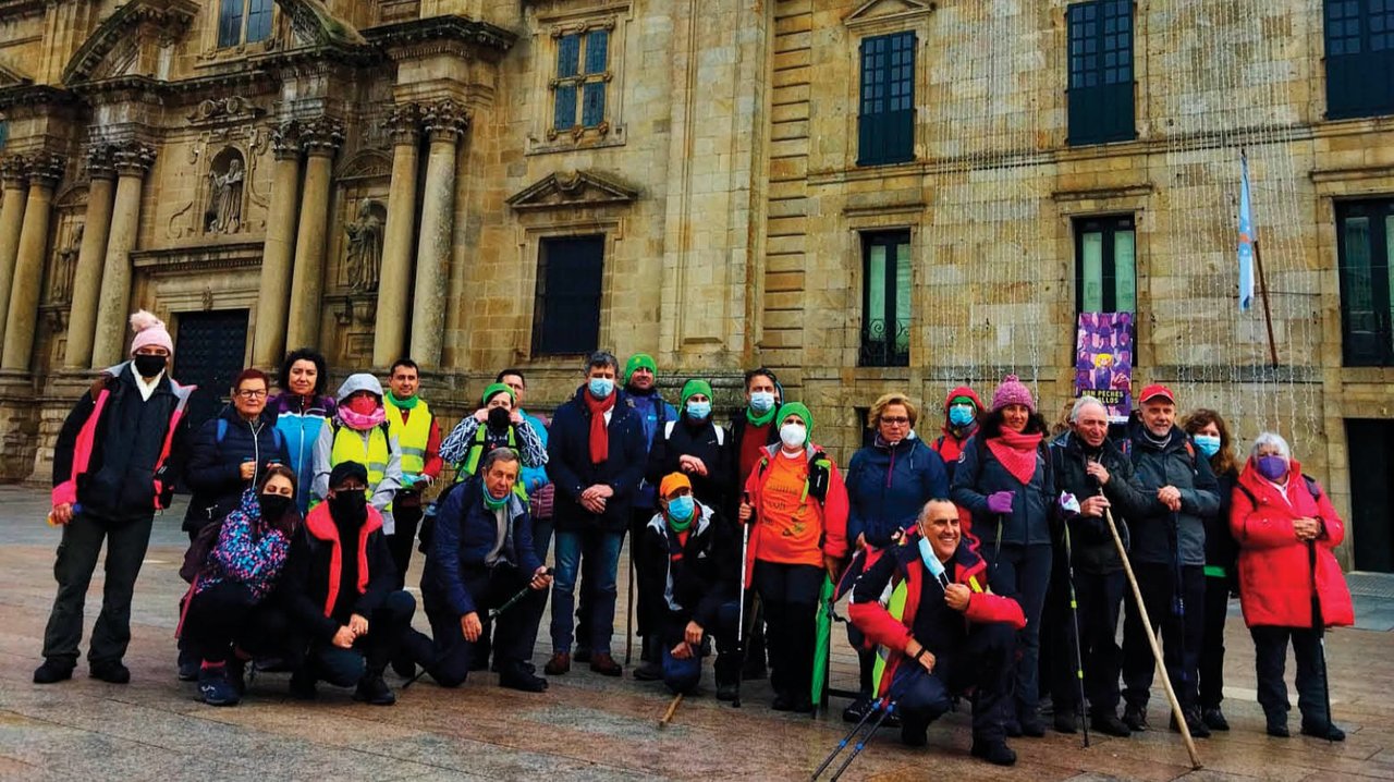 Los peregrinos en su llegada a la Plaza Maior, donde les recibió el alcalde Antonio Puga.