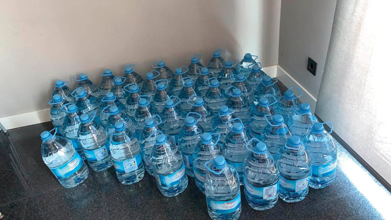 Los vecinos pasan a recoger las garrafas de agua que están en las dependencias municipales.
