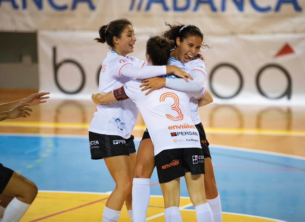 María Arias, Chiky y Judith Pedreira celebran un gol en la cancha de Os Remedios.
