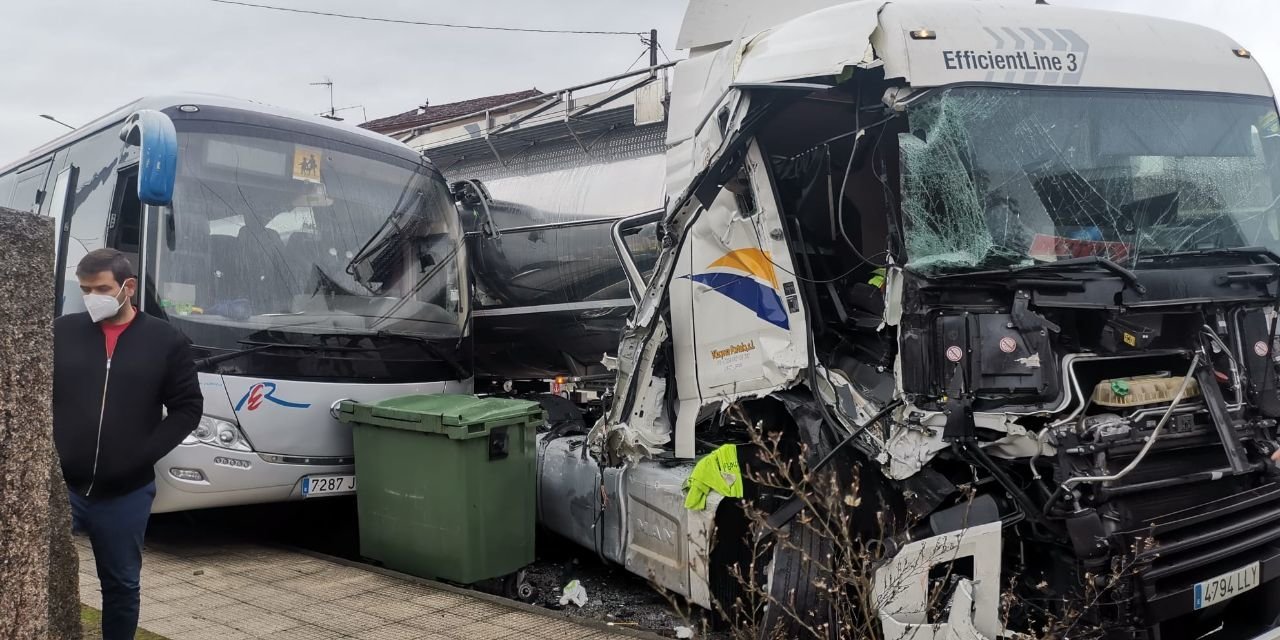 El resultado del choque entre el camión y el autobús, en el que no había nadie a bordo. // R.T.