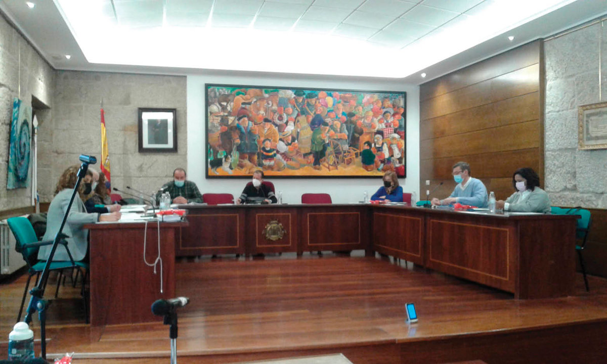 La Corporación municipal de Carballiño durante la sesión de pleno.