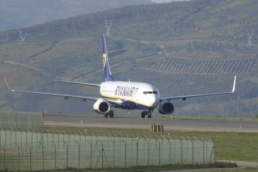 Un avión de Ryanair en Peinador (A.D).