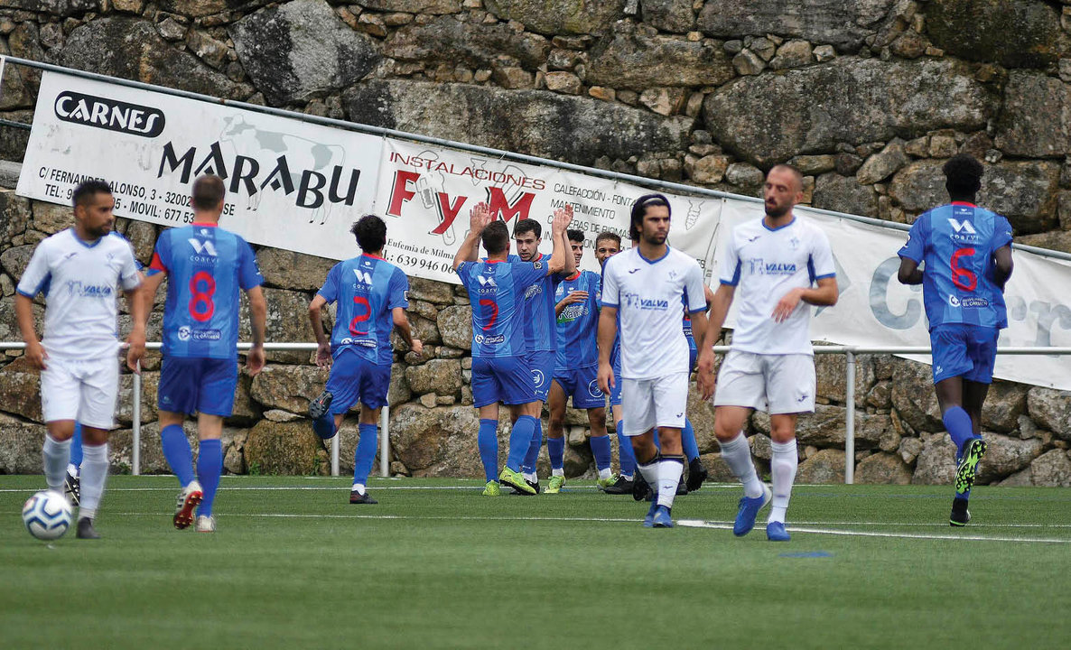 Varios jugadores celebran un gol en el campo de Os Carrís (XESÚS FARIÑAS).