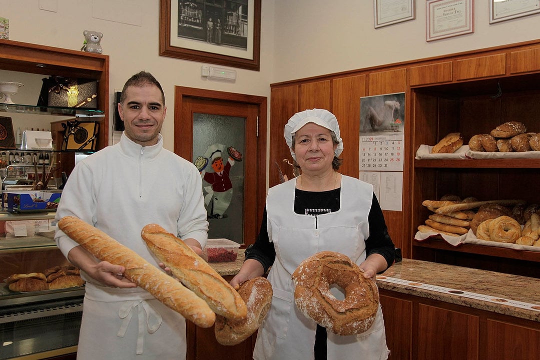 Diego y Rosario con algunos de los panes que venden en la Panadería Pastelería San Diego.