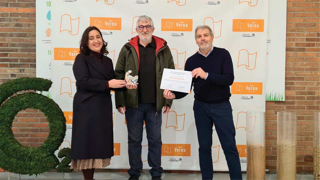 Elena Ampúdia y Luis Verea entregan el premio a Pedro Diéguez, de Oikos Estudio.