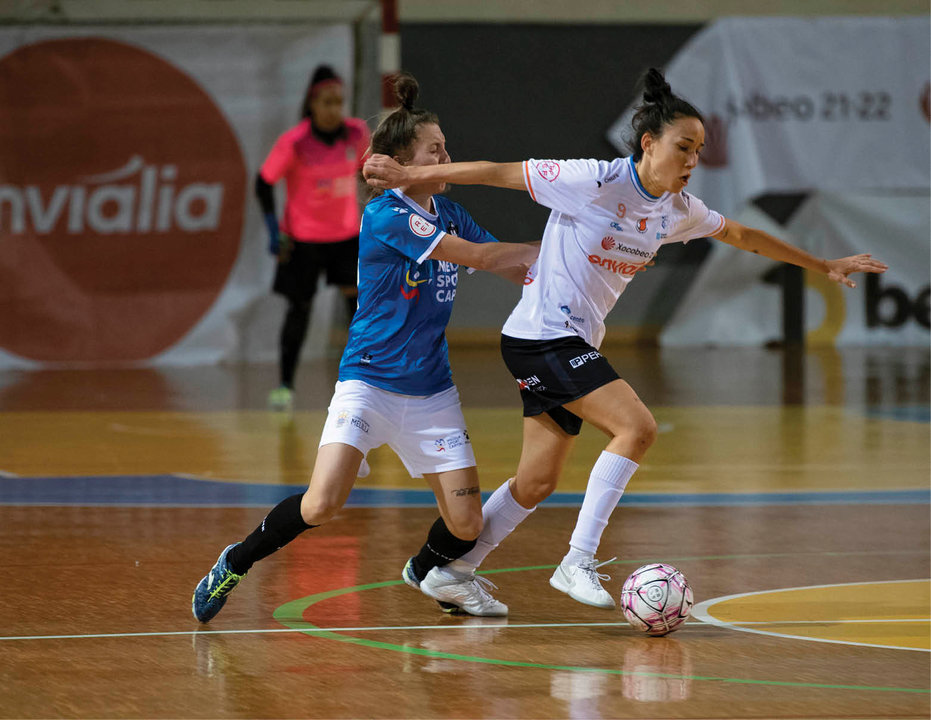 Iria Saeta, del Ourense CF, protege el balón ante una contraria.