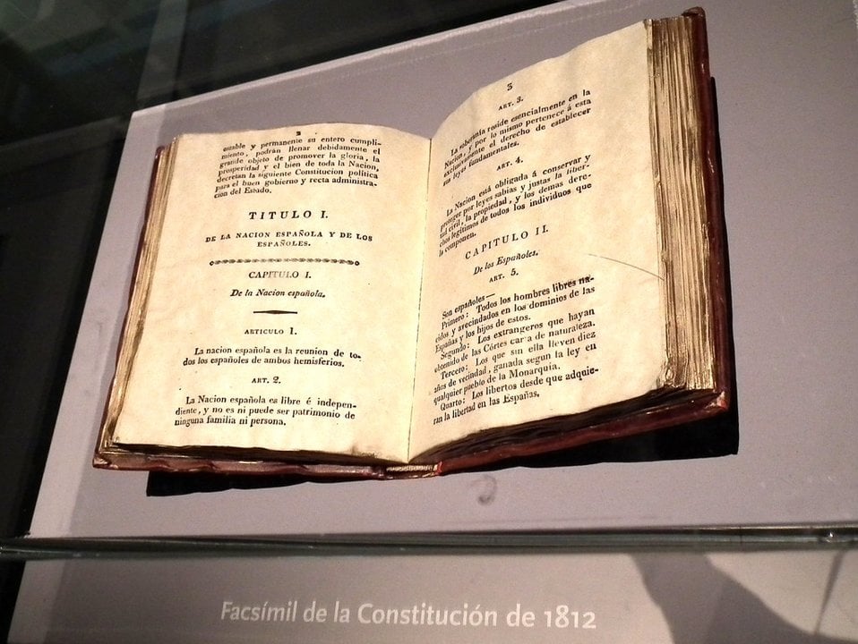 Un facsimil de la Constitución de 1812 conservada en el Senado.