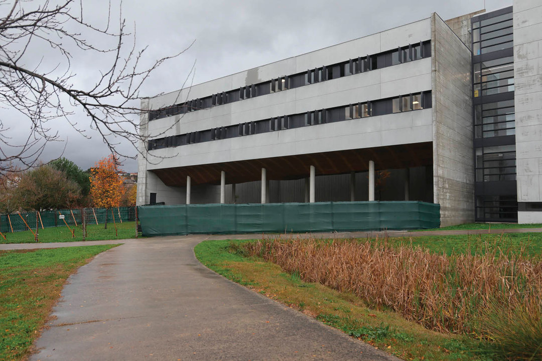 El edificio del Campus da Auga, ya rodeado de vallas para ejecutar las obras de ampliación.