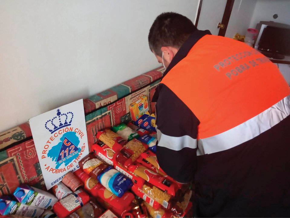 Un voluntario de Protección Civil, con alimentos donados.