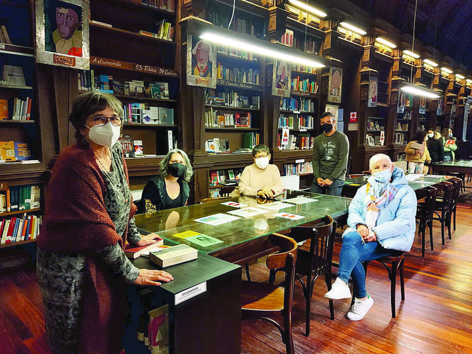 Belén Sánchez, Irma Fernández, Isidora Gil, Adrián Fernández y Teresa Devesa en la biblioteca. (L.F.)