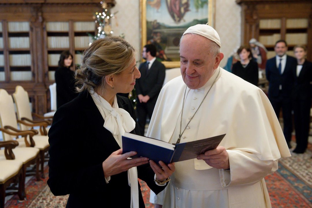 Yolanda Díaz entrega al papa el ejemplar de una edición especial de Follas novas. //EFE