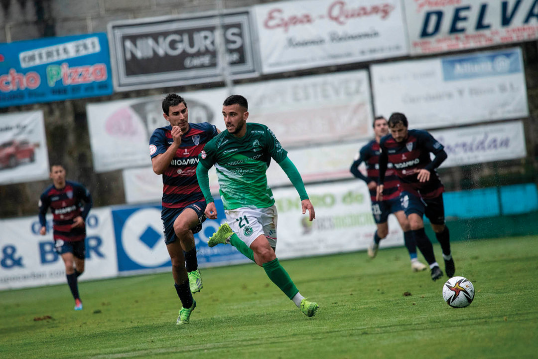 El jugador del Arenteiro Adri Castro persigue un pelota en el partido ante la Segoviana.