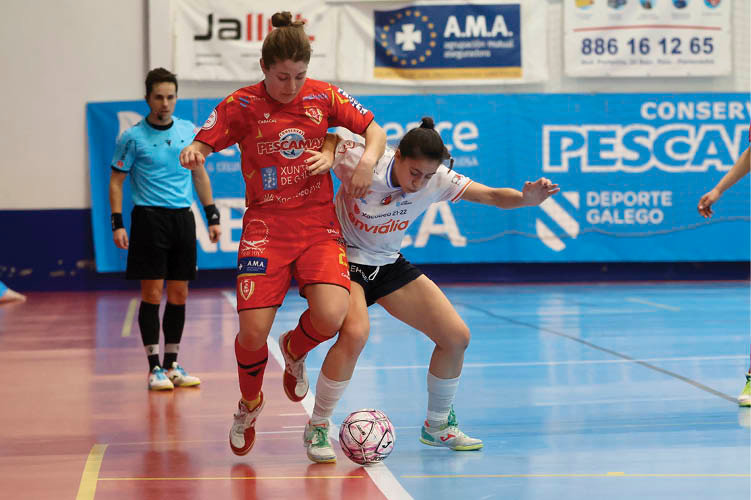 María Arias, del Envialia, presiona a Ana Rivera, del Poio, con la pelota sobre la línea.