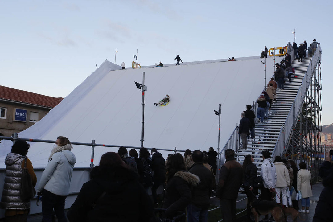<p> snLa gran rampa de hielo entró ayer en funcionamiento en la calle Areal atrayendo a numerosos visitantes que aprovecharon su apertura para estrenar una de las grandes novedades entre las atracciones de la Navidad de Vigo de este año deslizándose por su tobogán de 12 metros de altura. </p>