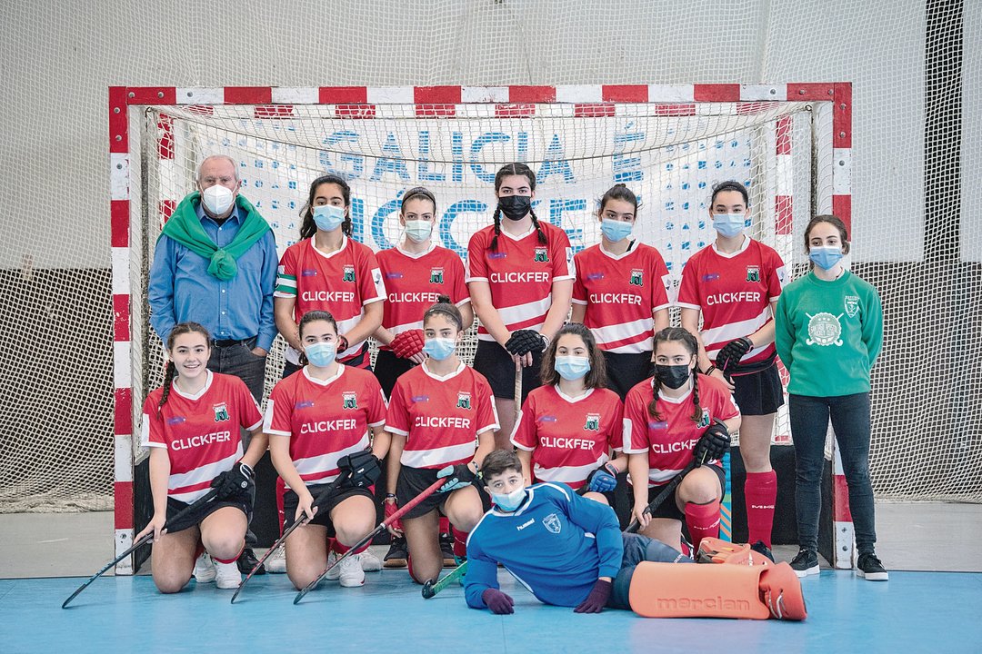 Las integrantes del equipo cadete femenino del Irmáns Villar Ourense, campeón gallego de hockey sala y subcampeón del sector nacional.