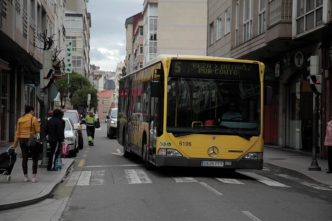Un autobús urbano circula por O Couto, uno de los barrios con menos frecuencias (MIGUEL ÁNGEL).