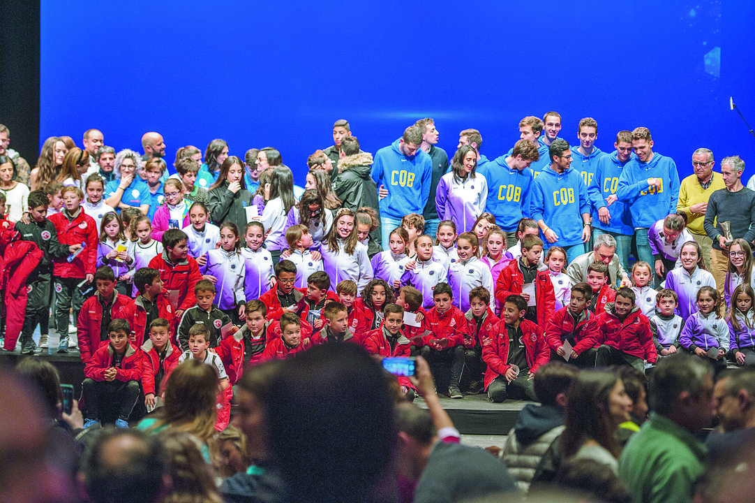 Los galardonados en una de las pasadas ediciones de los Premios +Deporte La Región, en el escenario del auditorio nada más finalizar la gala polideportiva. (Archivo)