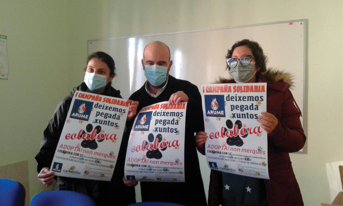 Noelia Mares, Julián Garriga y Beatriz Míguez muestran el cartel de la campaña.