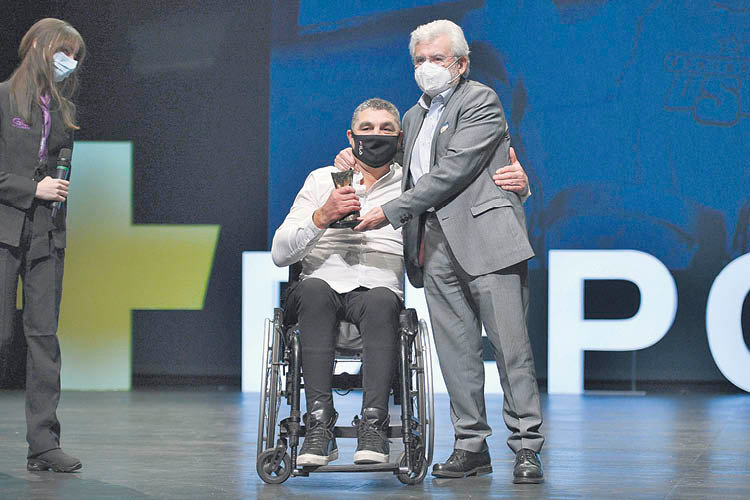 Simón González se abraza a Rosendo Fernández, que le entregó el premio "Leyenda" (XESÚS FARIÑAS).