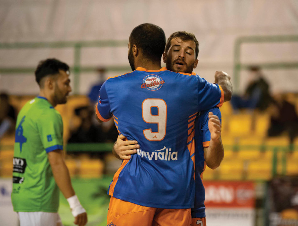 Gus y Rivero celebran un gol en el Pazo dos Deportes (XESÚS FARIÑAS).