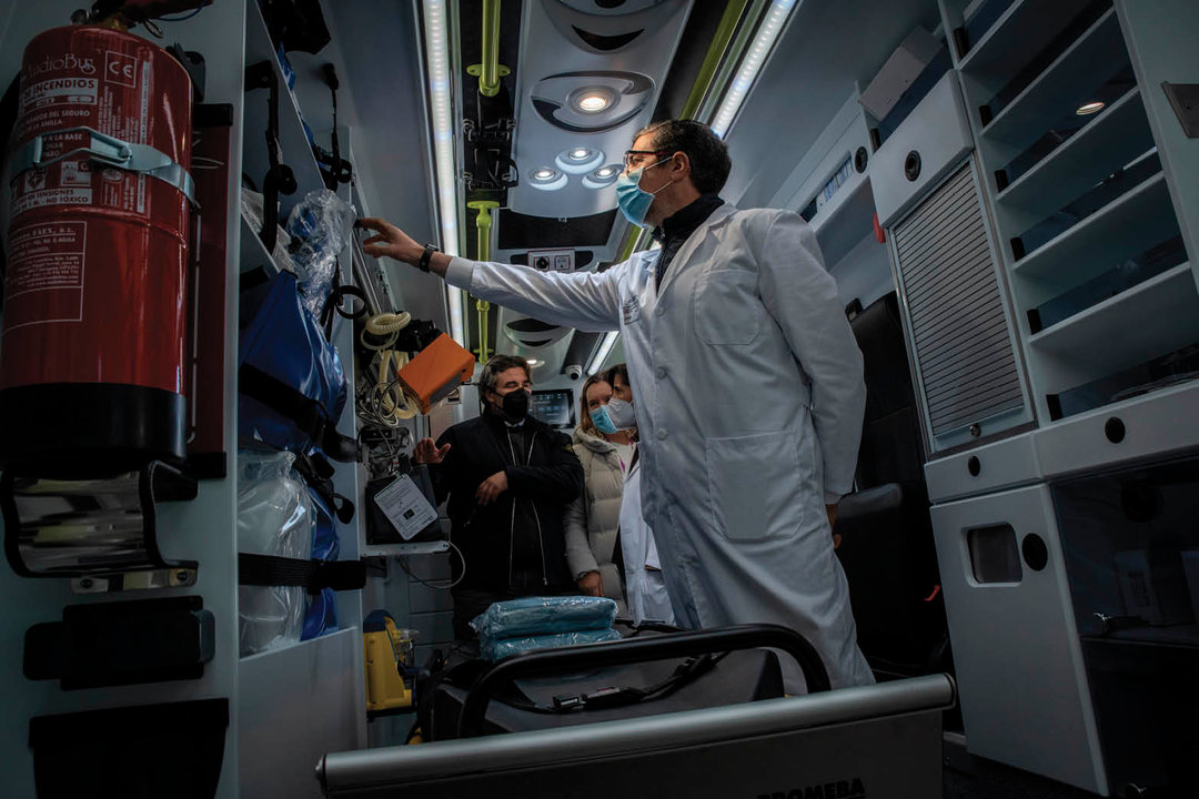 Félix Rubial, revisando una de las ambulancia (ÓSCAR PINAL).