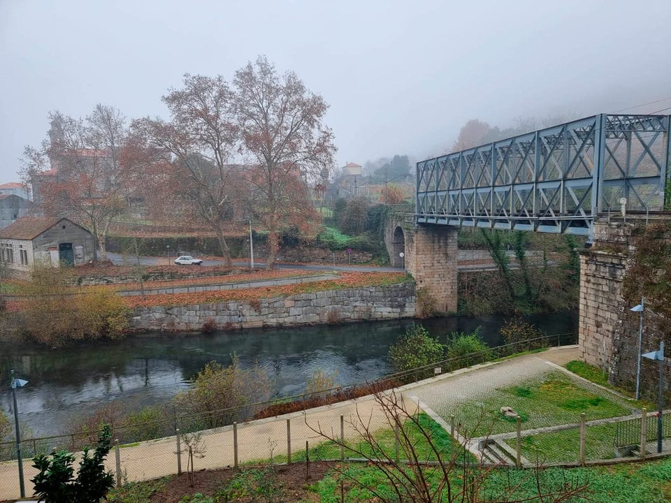 El paseo fluvial del Avia en el entorno del puente de ferrocarril.