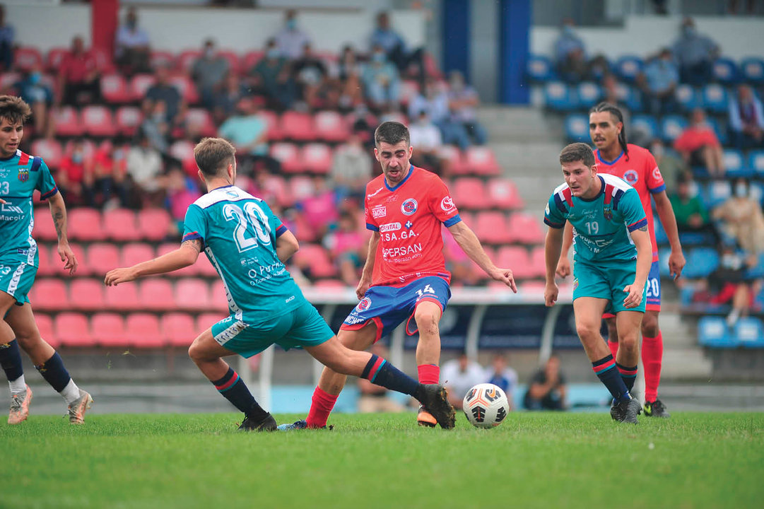 Champi, centrocampista de la UD Ourense, intenta irse de Somoza, del Pontellas (JOSÉ PAZ).