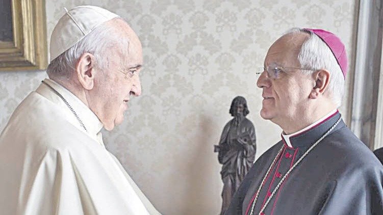 El papa Francisco saluda a Leonardo Lemos.