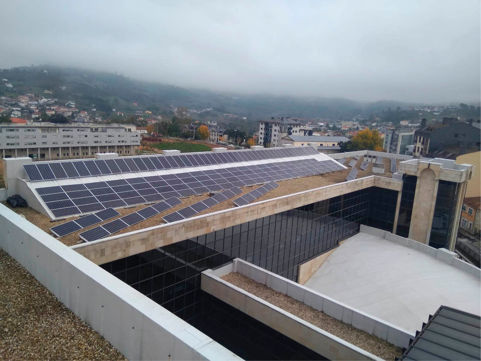 Paneles solares instalados en el Campus de Ourense.