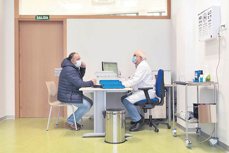 Un médico del nuevo centro de salud de Paderne, en consulta con un paciente (ÓSCAR PINAL).