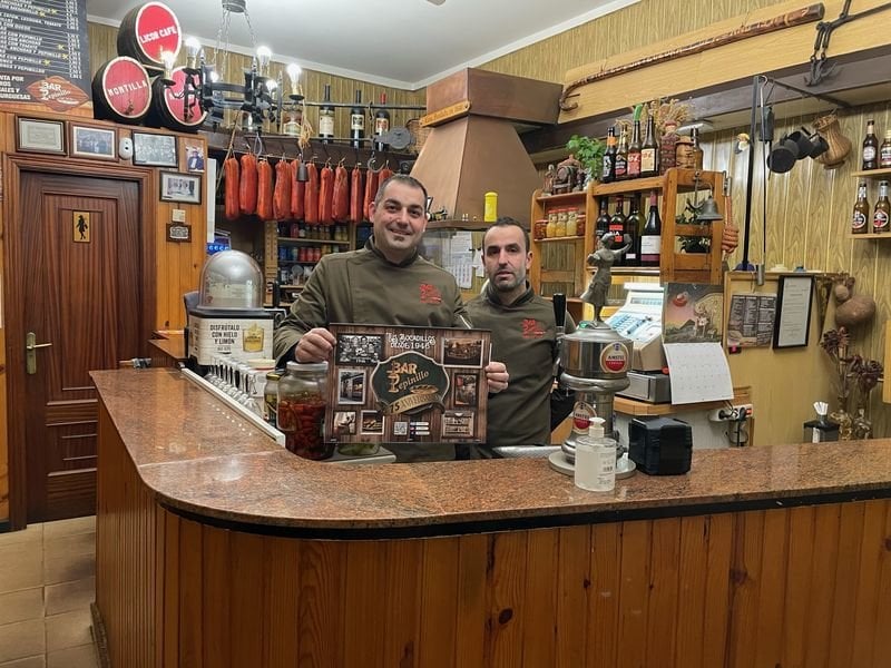 Ourense. 18/12/2021. 75 aniversario do Bar Pepinillo. Na foto Andrés Fernández e Suso Fernández.
