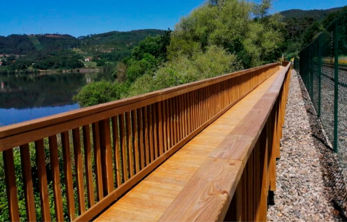 Una de las pasarelas del paseo fluvial del Miño, en el término municipal de Cenlle.