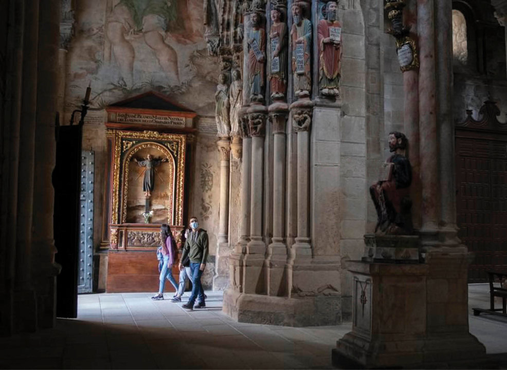 Turistas en la Catedral de Ourense (XESÚS FARIÑAS).