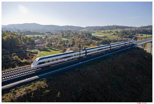 Un tren Avant circulando por el corredor Ourense-Santiago-A Coruña.