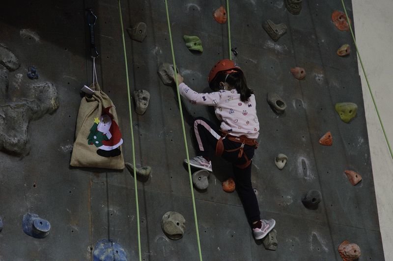 Una de las jóvenes escaladoras, en el rocódromo.