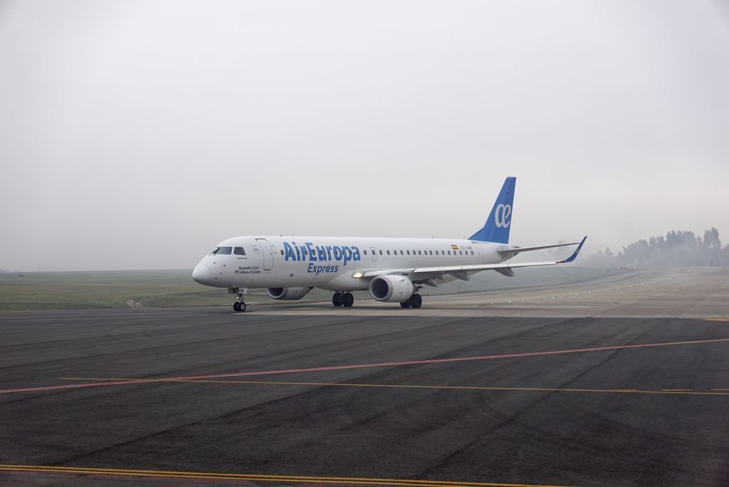 Un avión de Air Europa operando en las pistas de Peinador, con niebla intensa.