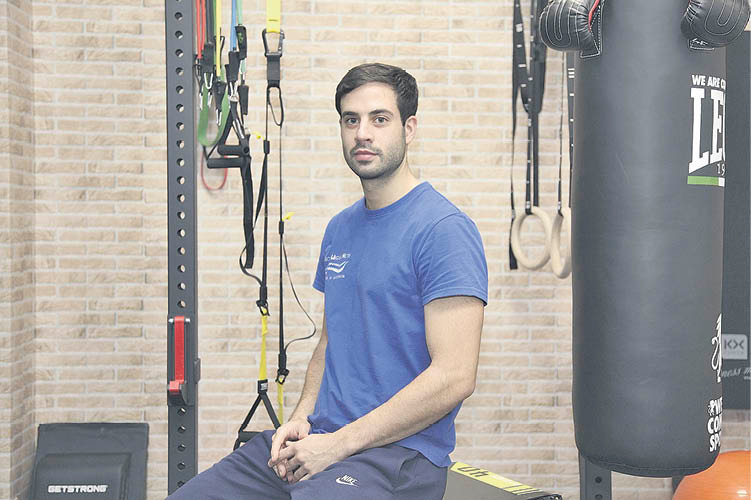 El delantero del Sporting, Miguel Nieto, en su clínica de fisioterapia que regenta en Celanova.