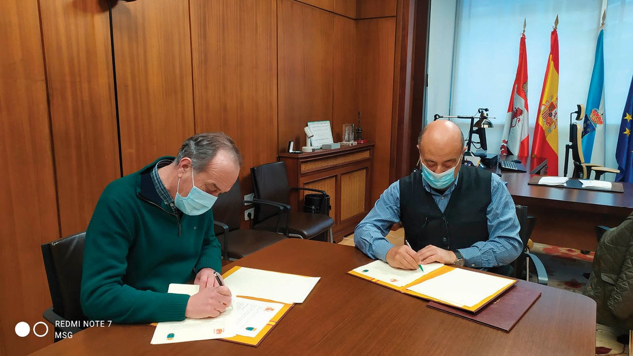 Francisco Fumega y José Antonio Quiroga firmando el protocolo de colaboración.