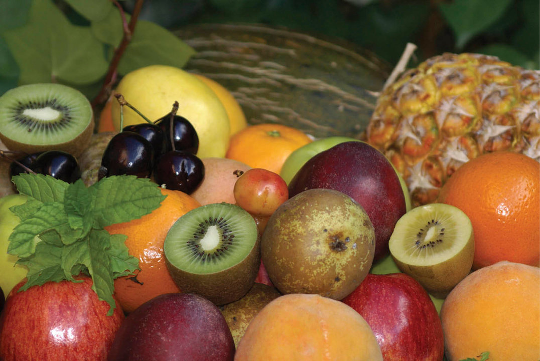 Distintas variedades de frutas colocados en un centro de mesa (LADERAS)